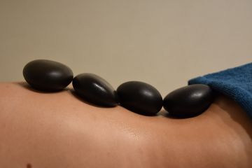 Massage mit heissen Steinen