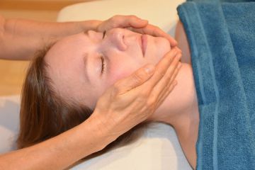 Entspannende Massage für Gesicht und Kopf
